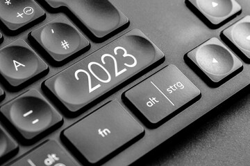 graue 2023 Taste auf einer dunklen Tastatur