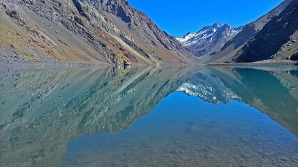Kayac en una laguna y montaña de Los Andes © Renán Vicencio Uribe