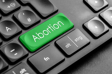 grüne Abtreibung Taste auf einer dunklen Tastatur