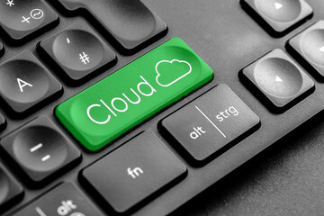 grüne Cloud Taste mit Wolke auf einer dunklen Tastatur