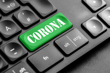 grüne Corona Taste auf einer dunklen Tastatur