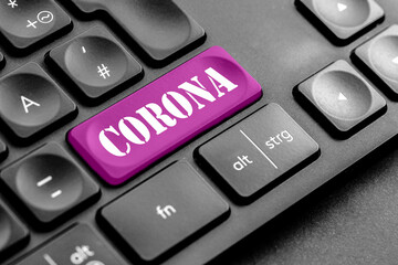 lila Corona Taste auf einer dunklen Tastatur