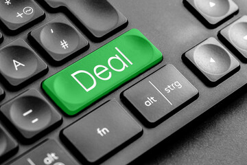 grüne Deal Taste auf einer dunklen Tastatur