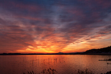 夕陽の残照で煌めく涸沼【遠景は筑波山】