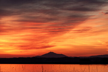 夕陽の残照で煌めく涸沼【遠景は筑波山】