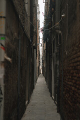 narrow street in venecia