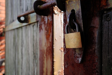 南京錠で閉ざされた扉 2
