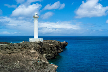 沖縄県読谷村にある観光地の残波岬灯台