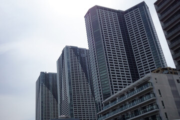 都市景観、高層ビルに飲み込まれそうな都市住宅
