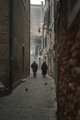 couple walking in venecia