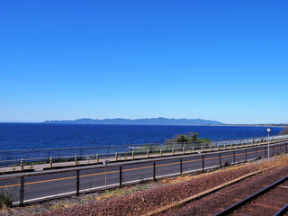 島根県山陰線、青い日本海。