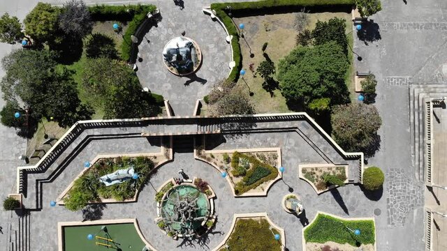 hermosa visa a&eacute;rea del parque  principal de  G&uuml;ic&aacute;n en Boyac&aacute; Colombia, donde se observan, construcciones, vegetaci&oacute;n y personas    