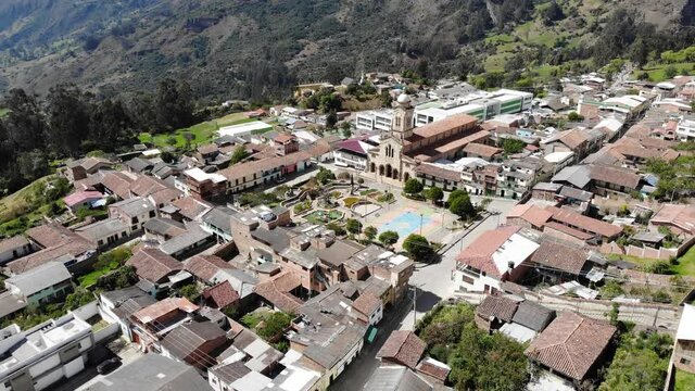 hermosa vista a&eacute;rea de municipio de G&uuml;ic&aacute;n en el departamento de Boyac&aacute; Colombia, en donde se observa el centro del pueblo, construcciones, v&iacute;as , parques, naturaleza, etc. 