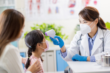 Obraz premium check body temperature for covid-19