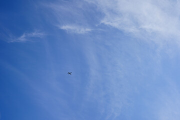 青空　早春の雲模様　飛行機