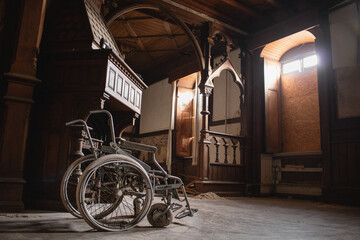 Fototapeta na wymiar Alter kaputter Rollstuhl im Verlassenen Gebäude