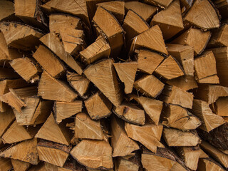 Geschlagenes gestapeltes Brennholz im lager