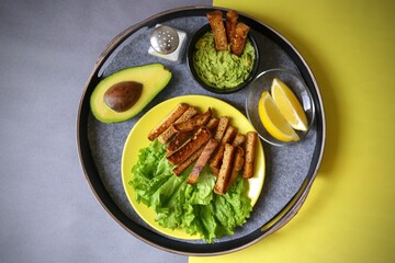 Guacamole and bread 