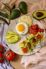 Pasta with avocado and tomatoes 