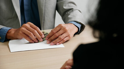 Obraz premium Businessman take bribes from entrepreneur, they agree to do business together.