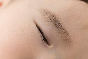 寝ている子どもの目のアップ
