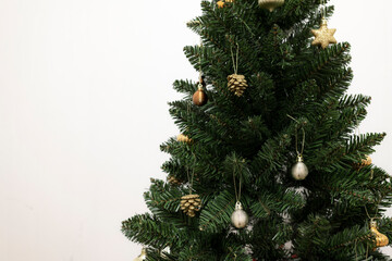 家のリビングルームにクリスマスツリー