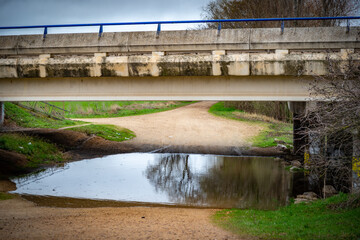Fototapeta na wymiar puente en paseo junto al rio en invierno