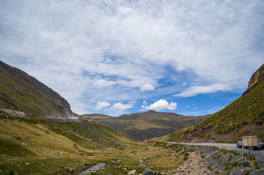 Cielo y monta&ntilde;as de la sierra del peru 