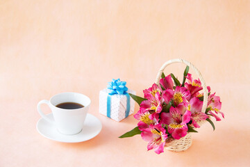 Obraz na płótnie Canvas 贈り物とコーヒーとアルストロメリアの花かご