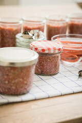 Hackfleisch aus Schwein und Rind roh in Einkochglas und Weckglas zum Einkochen Einwecken hausgemacht in Küche für Haltbarkeit und Vorrat