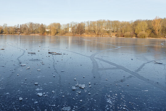 Eisfl&auml;che auf der Grube Fernie bei Grossen-Linden in Mittelhessen, Deutschland im Winter 2021