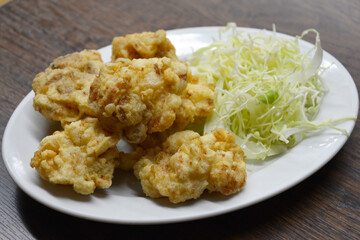 昭和8年（1933）、大阪市、なにわ難波で創業した老舗華風料理店、一芳亭本店のえび天一人前。海老の天婦羅。キャベツの千切り。小海老の天婦羅 。小エビの天ぷら。小海老のかき揚げ。寄せ揚げ。
