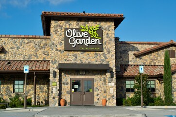 Does Olive Garden Still Have A Early Dining Price | Olive Garden restaurant in Humble, TX. An Italian-American cuisine establishment, it is currently located in three countries with around 1000 store locations.