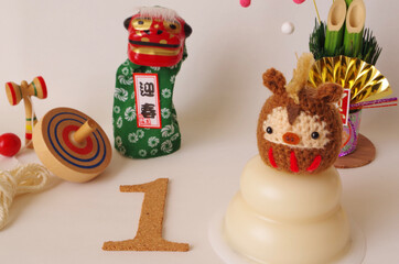 ウマのあみぐるみとお正月イメージ