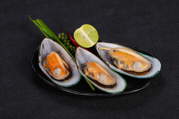 Half mussels with lime and pepper