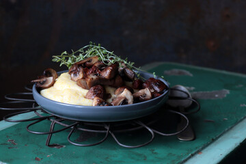 Polenta mit gebratenen Champignons , getrockneten Tomaten und Thymian