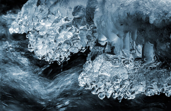 Winterzauber: Eine Zauberwelt aus Eisfiguren und Schneekristallen. Die Augen von Kindern wie Erwachsenen leuchten beim Anblick dieser frostigen, verg&auml;nglichen Fantasiefiguren der kalten Jahreszeit.