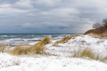 Schneebedeckter Strand und Dünnen am Ostseestrand von Kühlungsborn, Mecklenburg-Vorpommern,...