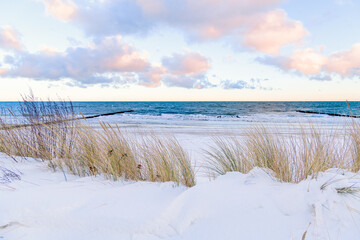 Schneebedeckter Strand und Dünnen am Ostseestrand von Kühlungsborn, Mecklenburg-Vorpommern, Deutschland