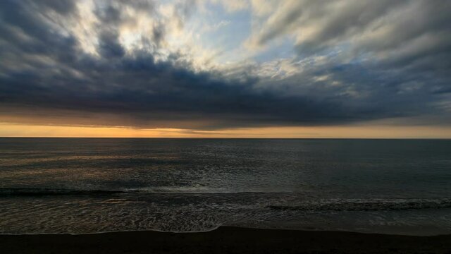 タイムラプス　海と夕日　冬の日本海　2月　秋田県