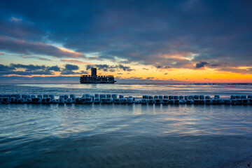 Obraz premium Amazing landscape of frozen beach of baltic Sea in Babie Doly at sunrise. Gdynia, Poland