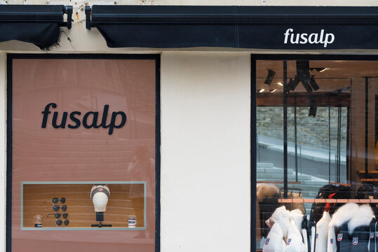 Vitrine du magasin Fusalp &agrave; Biarritz en France