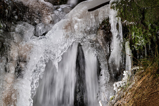 Winterzauber: Eine Zauberwelt aus Eisfiguren und Schneekristallen. Die Augen von Kindern wie Erwachsenen leuchten beim Anblick dieser frostigen, verg&auml;nglichen Fantasiefiguren der kalten Jahreszeit.