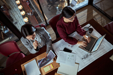 Obraz premium Concentrated Asian worker typing information after meeting