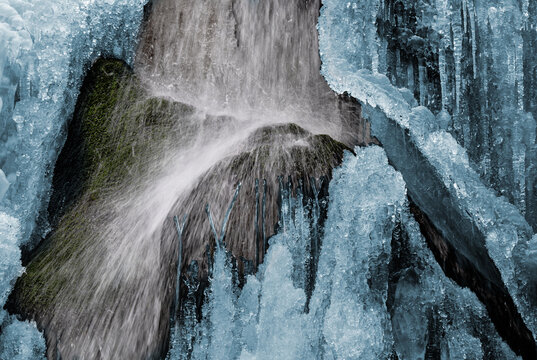 Winterzauber: Eine Zauberwelt aus Eisfiguren und Schneekristallen. Die Augen von Kindern wie Erwachsenen leuchten beim Anblick dieser frostigen, verg&auml;nglichen Fantasiefiguren der kalten Jahreszeit.