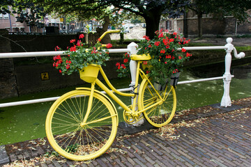 Fototapeta na wymiar Fahrrad an einer Gracht in Delft.