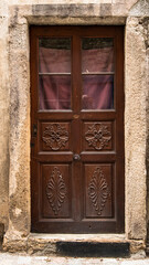 Porte sculptée au Malzieu-Ville, Lozère, France