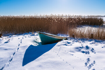 Fischerboot in Wieck am Bodden auf dem Fischland-Darß im Winter