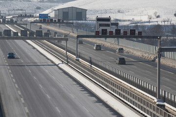 Autobahnbrücke mit Schilderbrücke, Autobahn im Winter und mit Schnee, Jena Lobeda, Thüringen, Deutschland