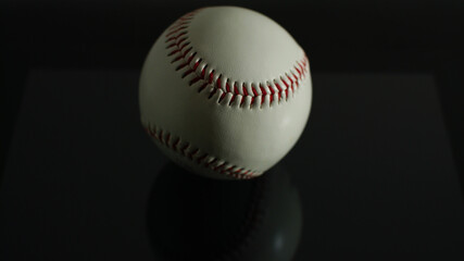 Balle de baseball sur un écran, fond noir